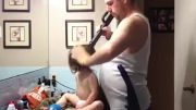 روش ابداعی پدر برای بستن مو دخترش :)
