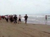 پرتوآ کاران در حال دویدن در کنار ساحل