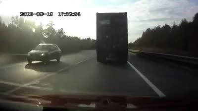 تصادف و پرت شدن راننده کامیون