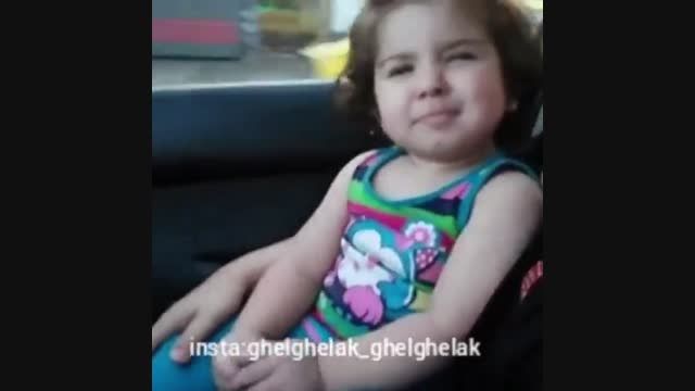 حرکت بسیار عجیب دختر بچه در ماشین
