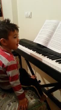 پیانو زدن سامیار( قسمت 2)