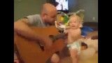كوچولوی علاقه مند به گیتار