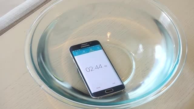 تست ضد آب بودن Galaxy S6