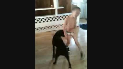 رقص پسر بچه کنار سگش