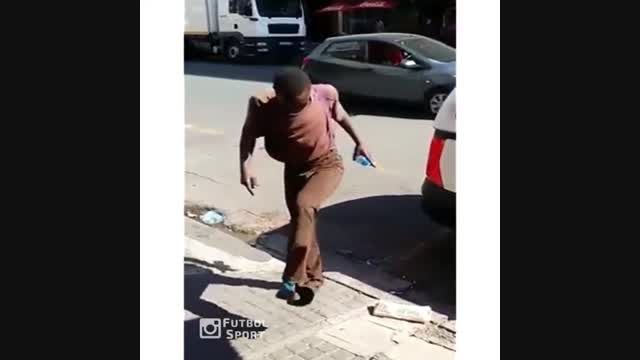 حرکات فوق العاده پسر سیاه پوست فوتبالیست در خیابان