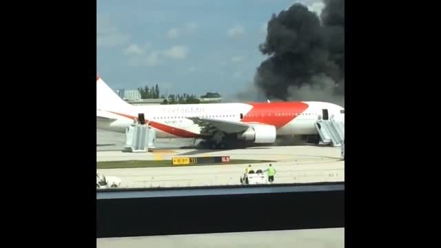 هواپیمای آتش گرفته در فلوریدا فرود اضطراری کرد