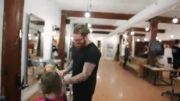 دخترسه ساله ای که موهایش را به کودکان سرطانی هدیه داد