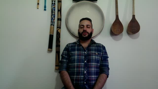 شهریار عجمی ( خوانندگی سنتی مسابقه اعجوبه های 94 )