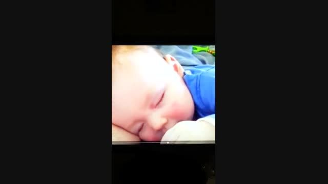 خندیدن صدادار نوزاد در خواب