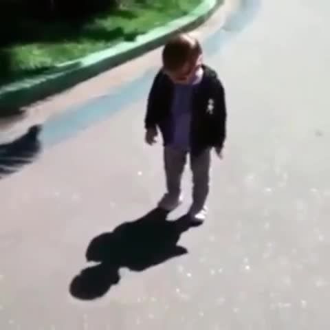 بچه ای که از سایه ی خودش می ترسه