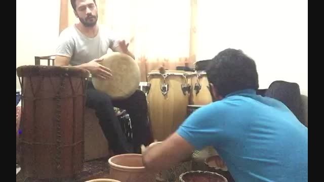افشین بابایی و شایان ریاحی در حال تمرین سازهای کوبه ای