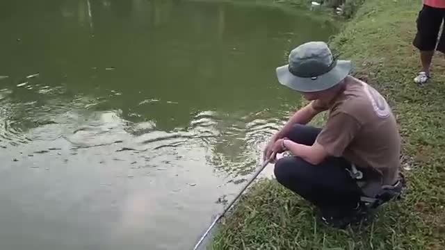 ویدئوی تماشایی ماهیگیری خیلی بزرگ با قلاب