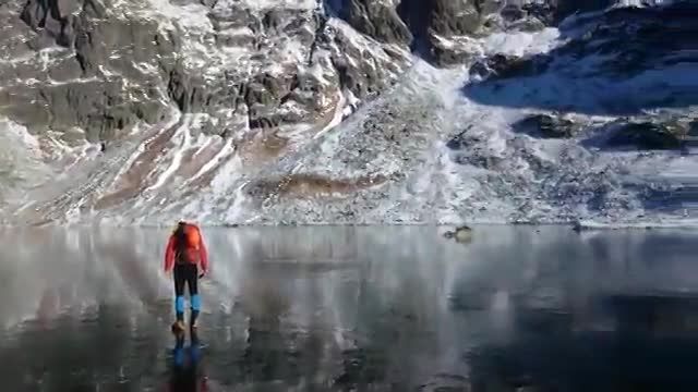 راه رفتن روی دریاچه یخ زده