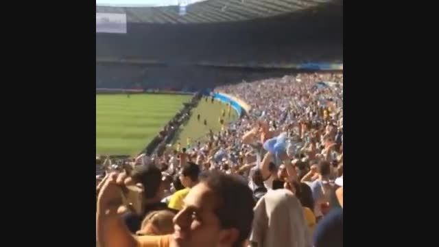 خوشحالی تماشاگران آرژانتین بعد از گل مسی به ایران