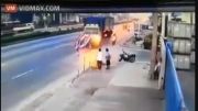 تصادف وحشتناک موتورسوار با کامیون ...!