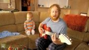 گیتار الکتریک زدن بچه کوچولو