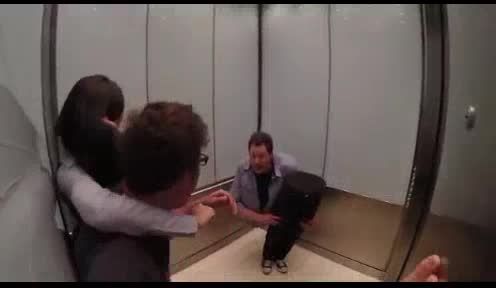 مرد نیم تنه جدا در آسانسور