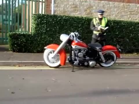 شوخی با موتورسیکلت کاملاً پلاستیکی!!