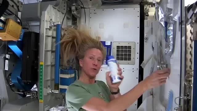 چگونه فضانوردان موی سرشان را شستشو می دهند ؟