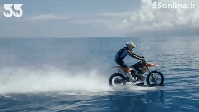 گاز دادن روی امواج اقیانوس با موتورسیکلت