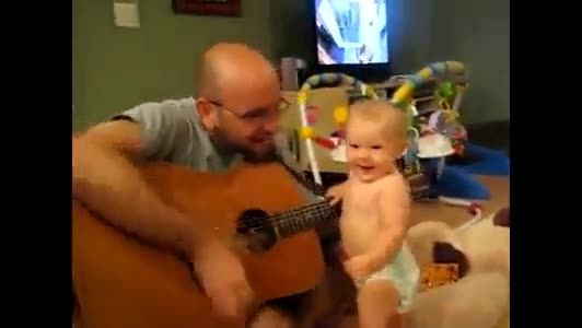 رقصیدن بچه با گیتار زدن پدرش (عالیه)