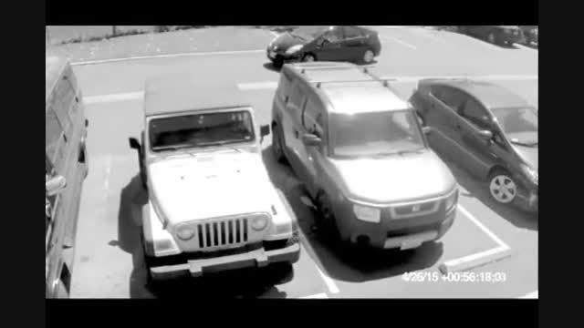 جدیت پیر زن ها در موقع ماشین پارک کردن !