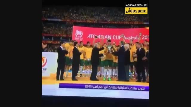 لحظه بالا بردن جام ملتهای آسیا 2015توسط کاپتان استرالیا