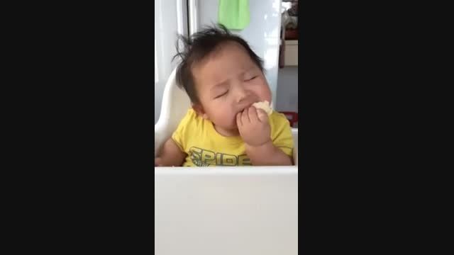 بچه اى كه در خواب شیرینى مى خورد