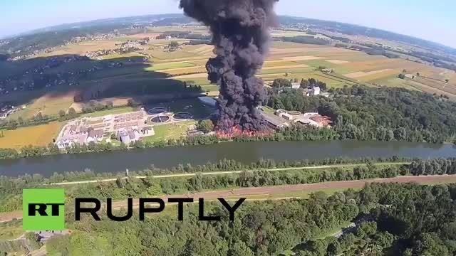 فیلم هواپیمایی از آتش سوزی بزرگ کارخانه بازیافت اتریش