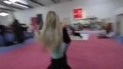 کلیپ اکشن از دختر کاراته باز-نمیدونم کیوکوشین کاره یا کنترلی
