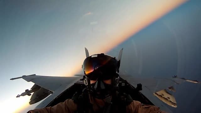 اف 18-پرواز در ارتفاع پایین از روی ناو