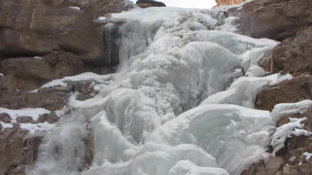 آبشار یخی روستای ابرسج  شاهرود(قاره کوچک)