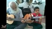 گیتار نواختن زیبای یک کودک و پدربزرگش