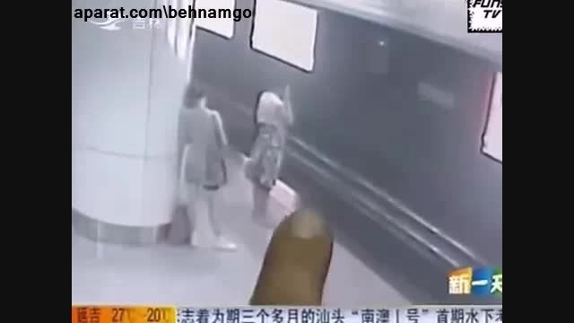 حمله عجیب روح به دختر در مترو...!