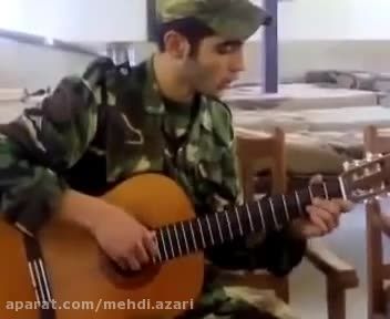 خواندن اهنگ با گیتار سرباز هنرمند