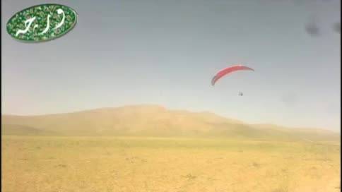 کلیپ 2 از پرواز چتر بازان از کوه شیر خوانی روستای ورچه