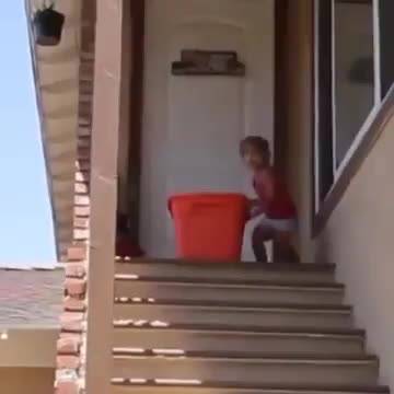 افتادن یک بچه از پله که توی سطل است