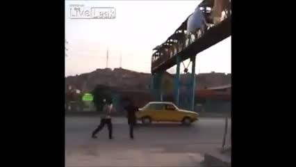 پرش خطرناک یک نوجوان ایرانی از روی پل عابر پیاده