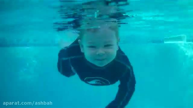 شنا کردن عجیب کودک درآب!!!