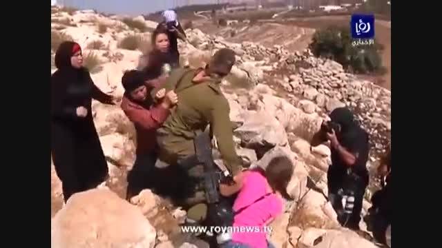 کتک خوردن نظامی صهیونیست از زنان فلسطینی