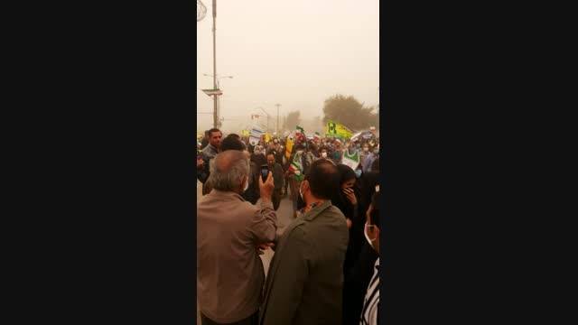 راهپیمایی مردم اهواز با وجود گرد و خاک در 22 بهمن امسال