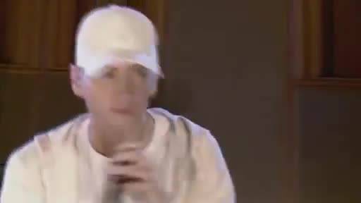 اجرای آهنگ بی نظیر Beautiful توسط Eminem