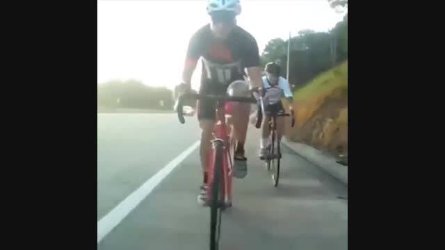 گیرکردن چوب در چرخ دوچرخه سوار