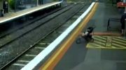 لحظه ی نفس گیر سقوط کودک در ریل قطار‬