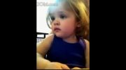 کودک خردسالی که با شنیدن ترانه عروسی پدر و مادرش گریه میکند