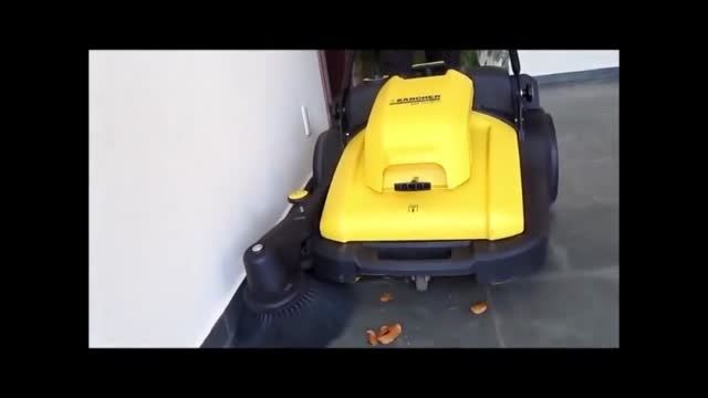 سوییپر بدون راننده کارشر - دستگاه جاروب - نظافت محوطه