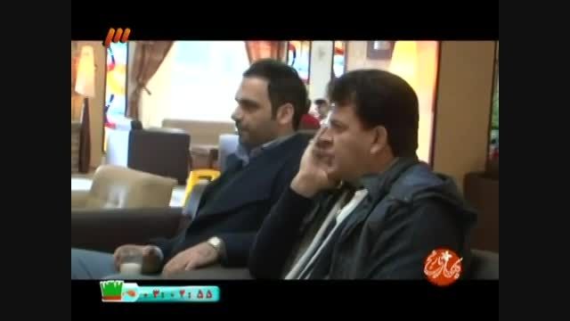 بنیامین و احسان علیخانی در حال دیدن فوتال ایران-عراق