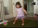 رقصیدن یه دختر بچه (خیلی خنده داره)