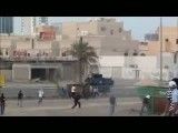 جوان بحرینی سوار بر خودروی زرهی آل خلیفه