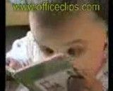 فیلمی جالب از مطالعه یک بچه کوچک در حال مطالعه